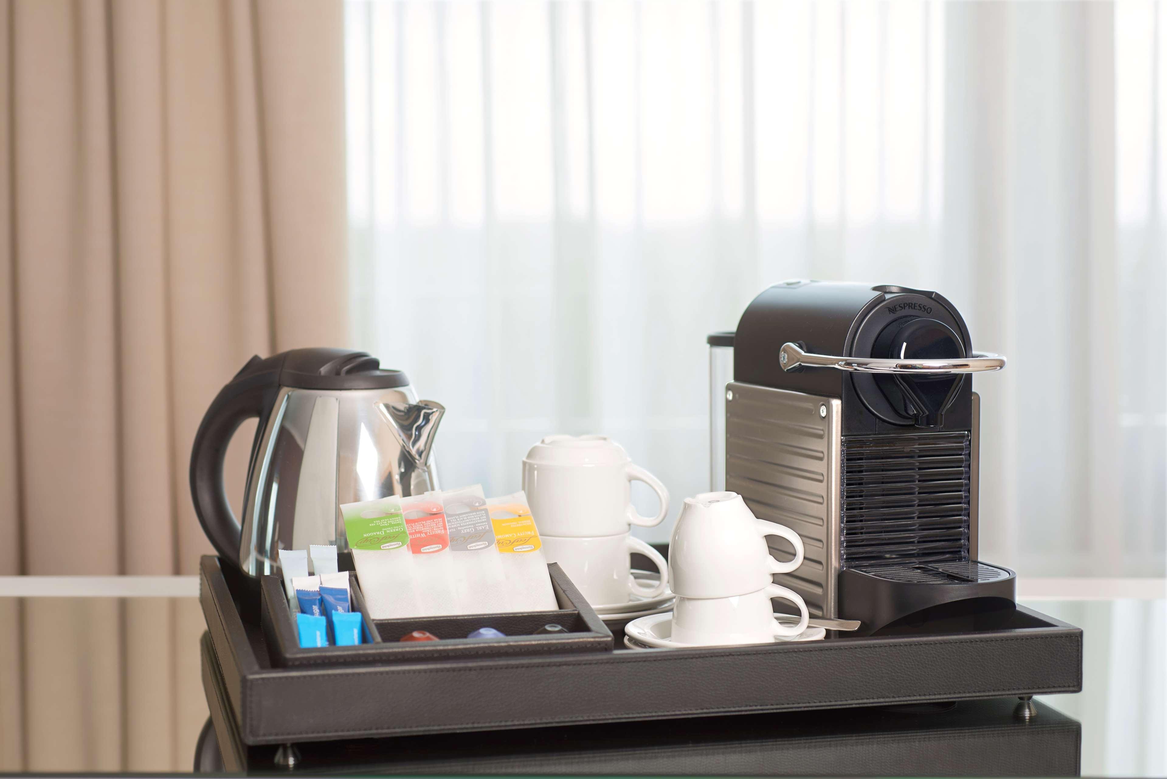 Nh 컬렉션 A 코루나 피니스테레 호텔 아 코루냐 외부 사진 A Nespresso coffee machine in a hotel room