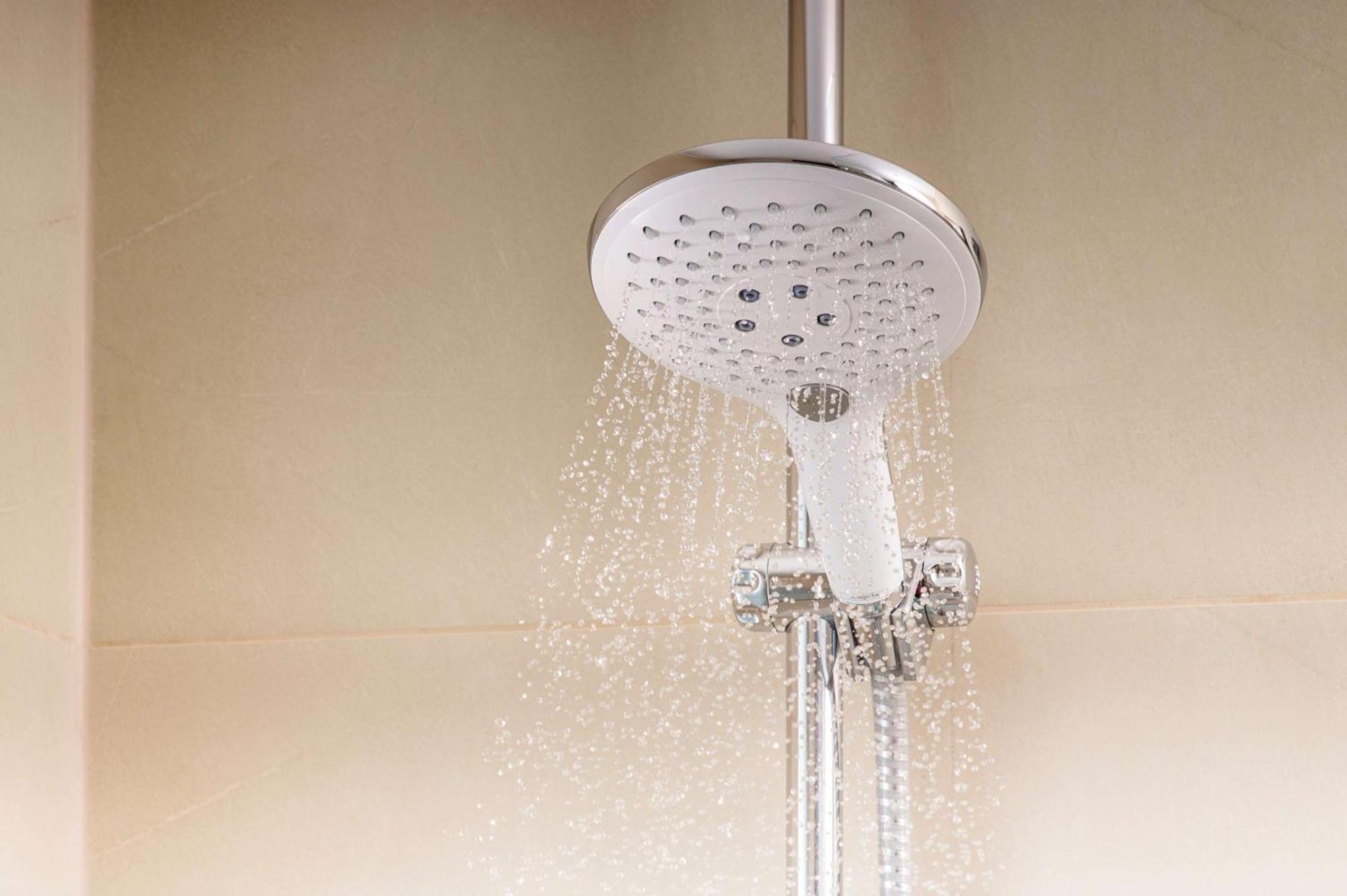 Nh 컬렉션 A 코루나 피니스테레 호텔 아 코루냐 외부 사진 A shower in operation